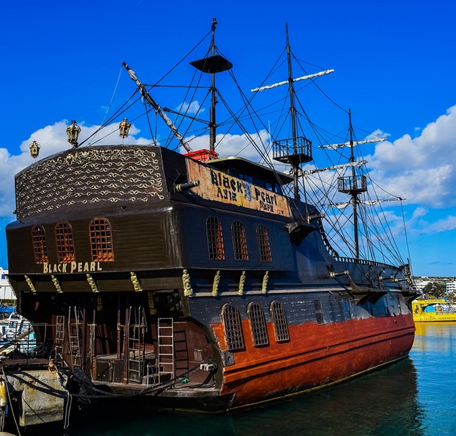 What was Captain Hook's Pirate Ship Called? - Pirate Show Cancun